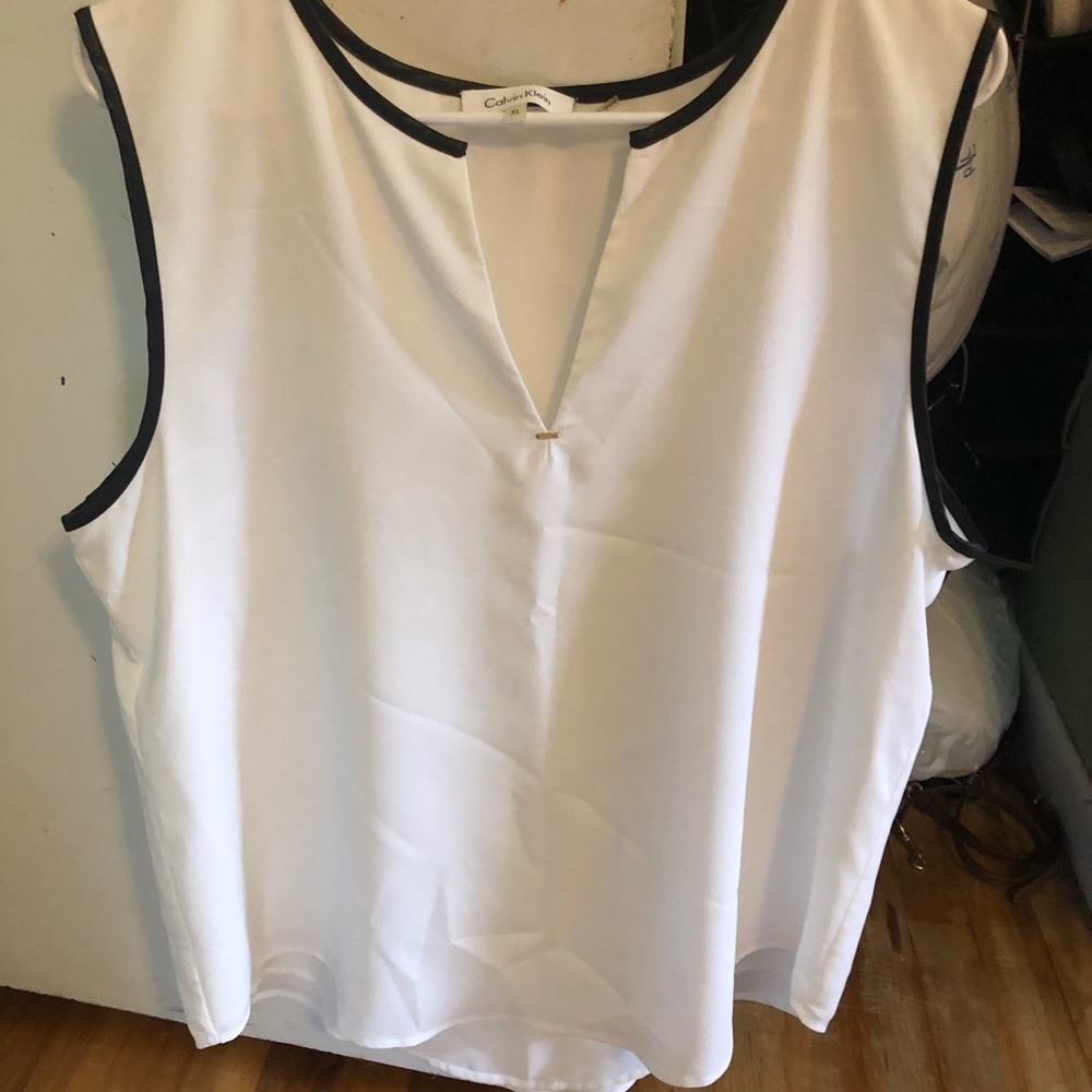 Black & cream v neck sleeveless blouse